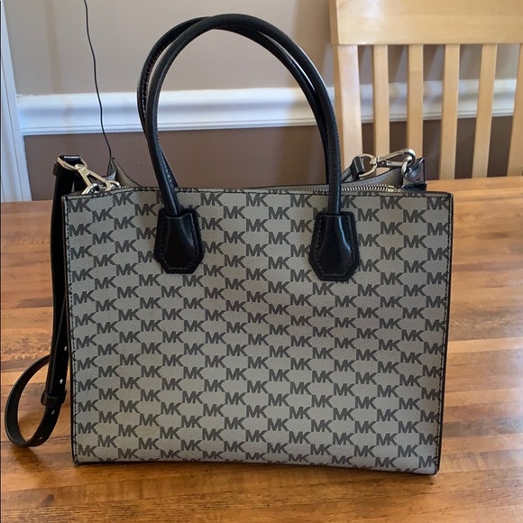 •*•*•*Michael Kors Handbag*•*•*• - Picture 2 of 7